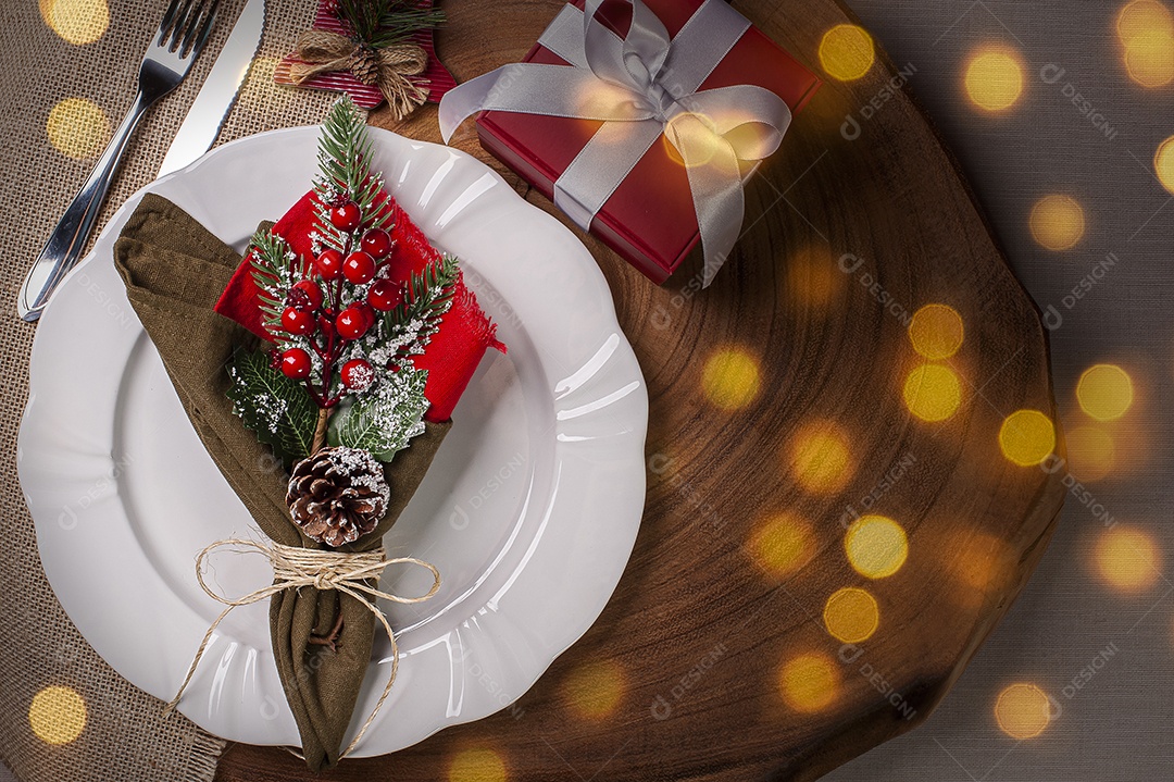 Mesa posta para o Natal em fundo de madeira rústico com bokeh