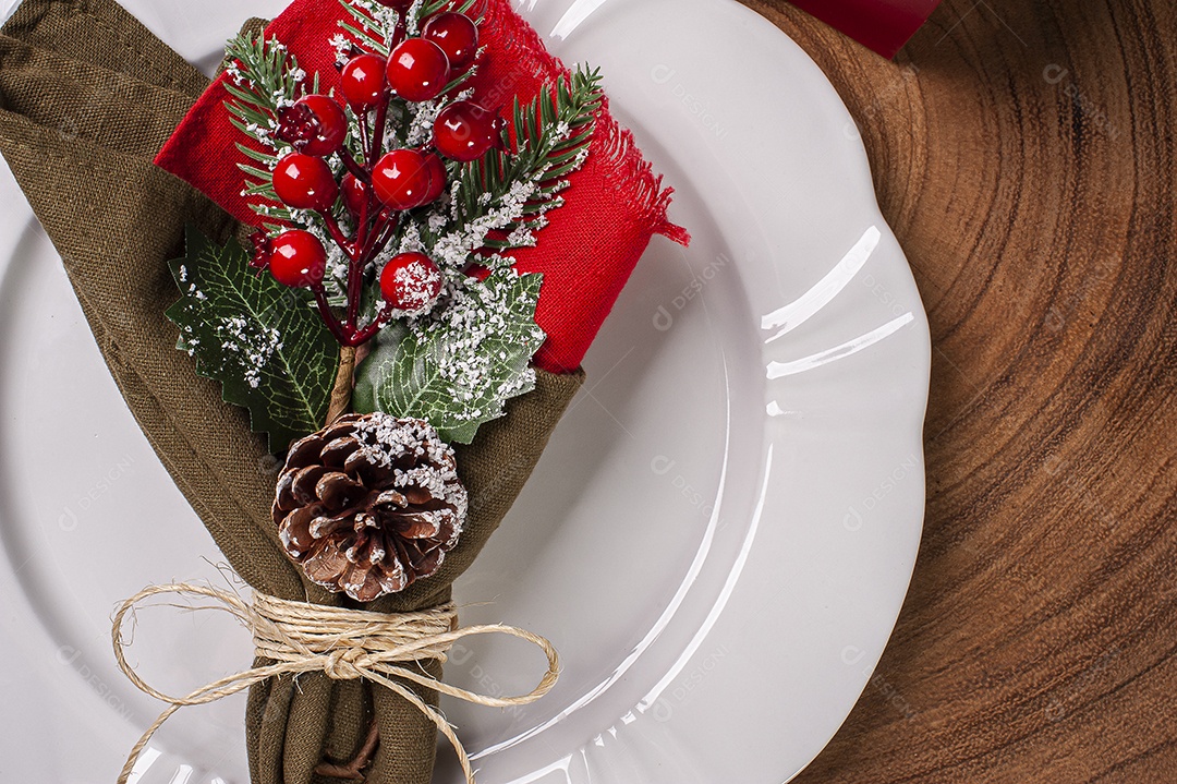 Mesa posta para o Natal em fundo de madeira rústica. Vista do topo.