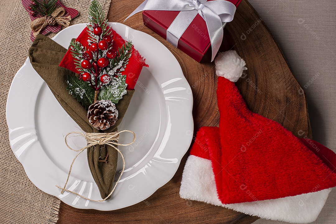 Mesa posta para o Natal em fundo de madeira rústica. Vista do topo