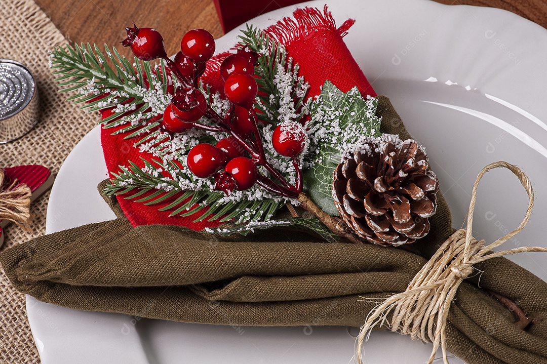 Mesa posta para o Natal em fundo de madeira rústica. Vista do topo