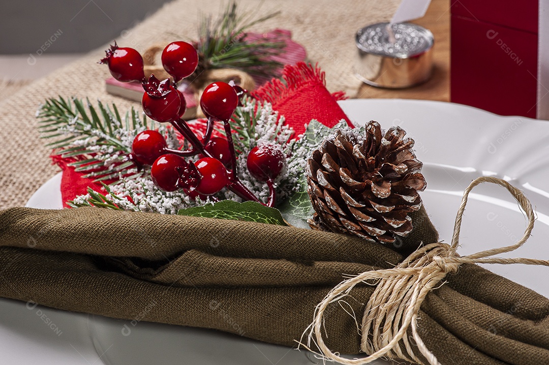 Mesa posta para o Natal em fundo de madeira rústica. Vista do topo
