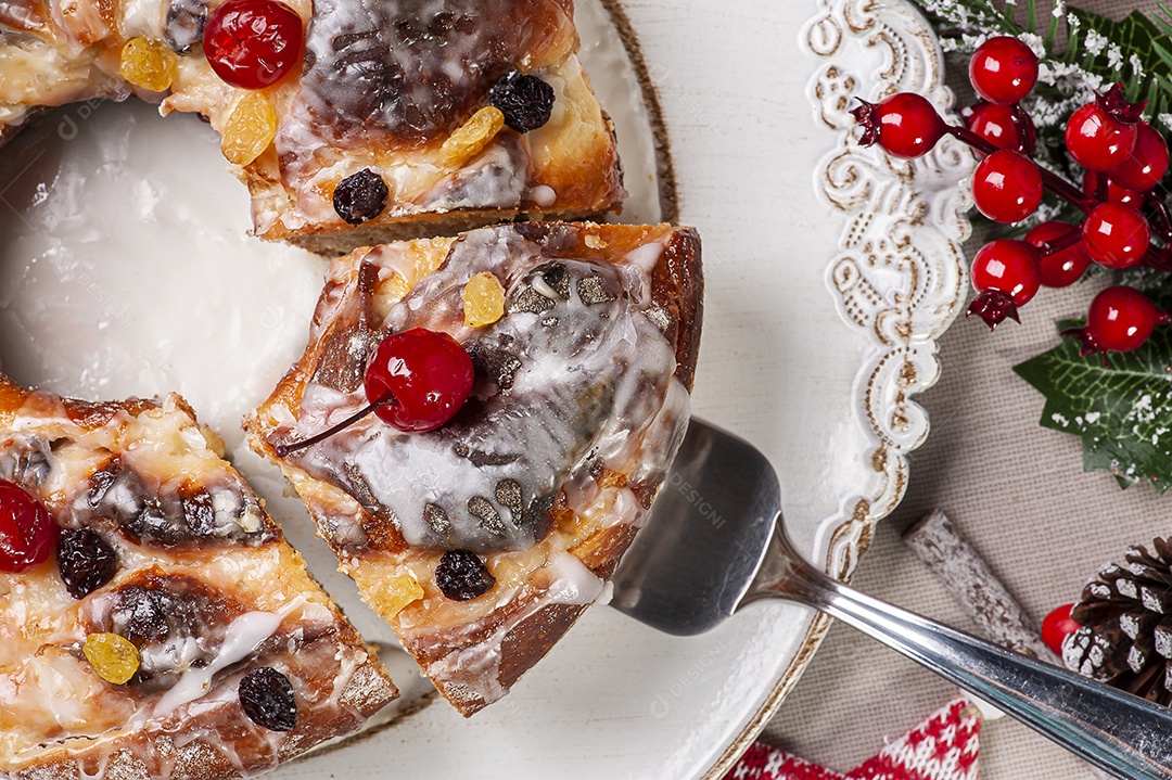 Delicioso pão de Natal caseiro com frutas e nozes. Vista do topo