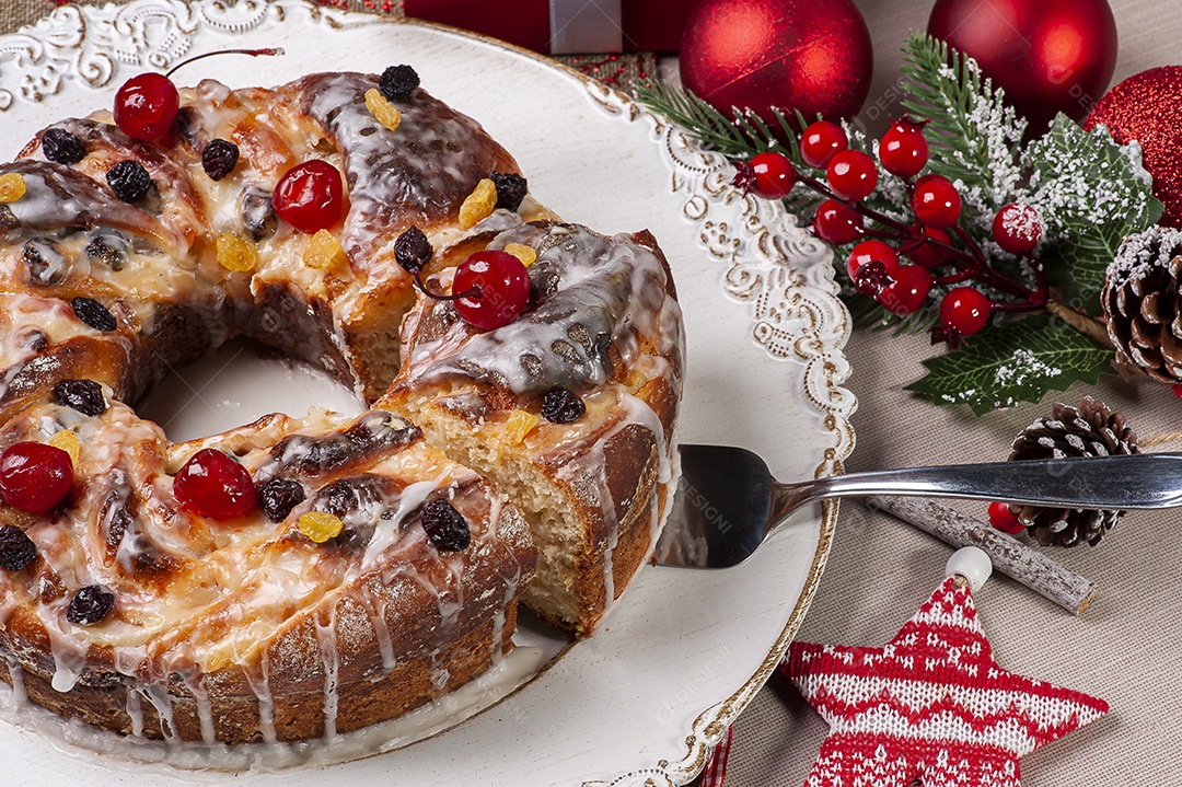 Delicioso pão de Natal caseiro com frutas e nozes. Vista do topo