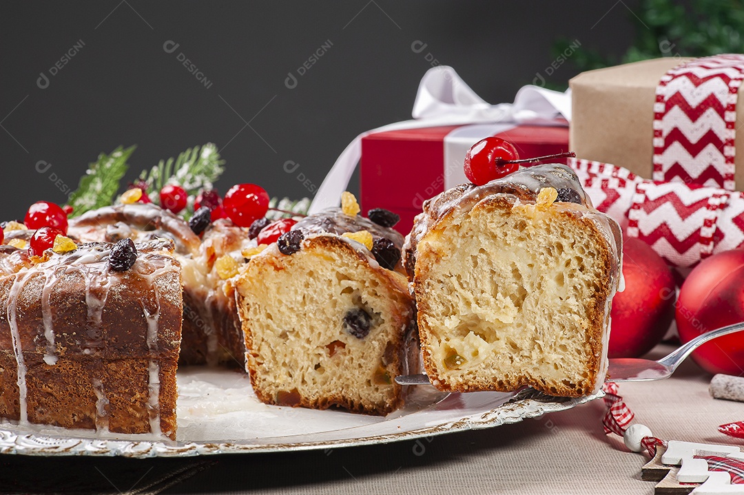 Delicioso pão de Natal caseiro com frutas e nozes. Vista do topo