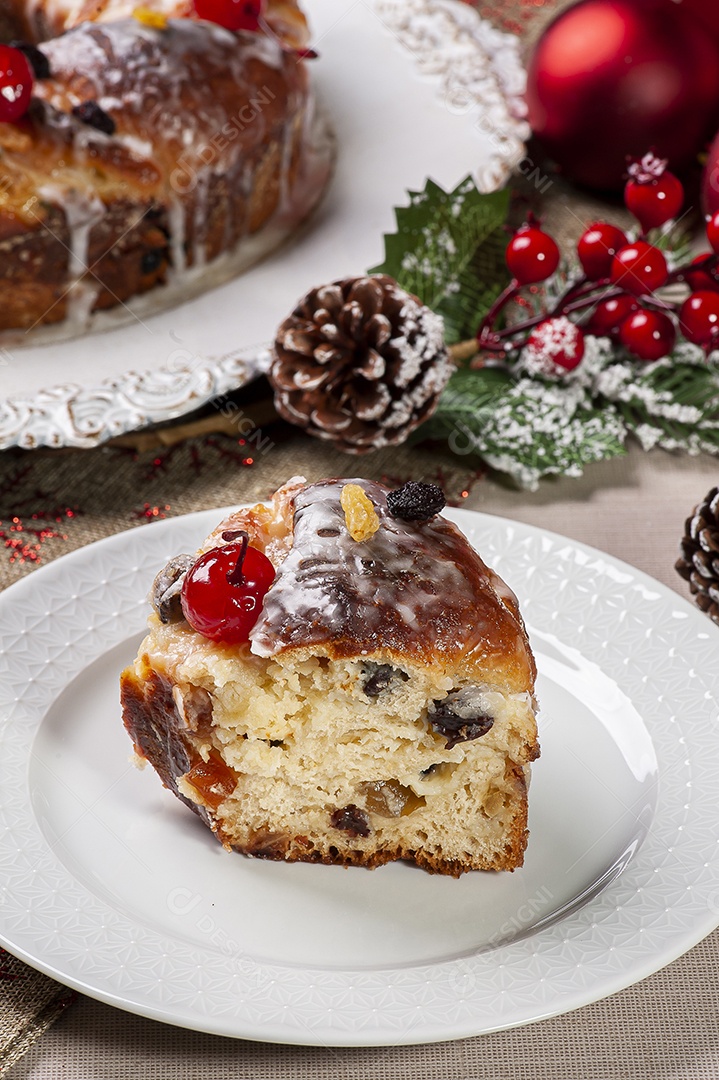 Delicioso pão de Natal caseiro com frutas e nozes. Vista do topo