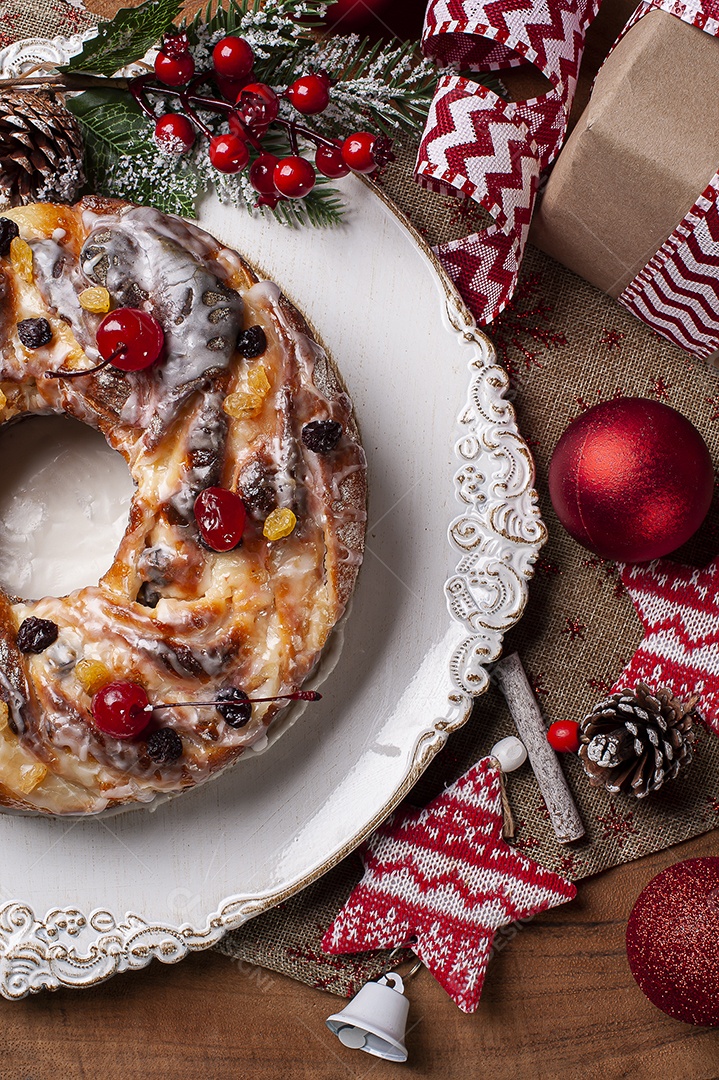 Delicioso pão de Natal caseiro com frutas e nozes. Vista do topo