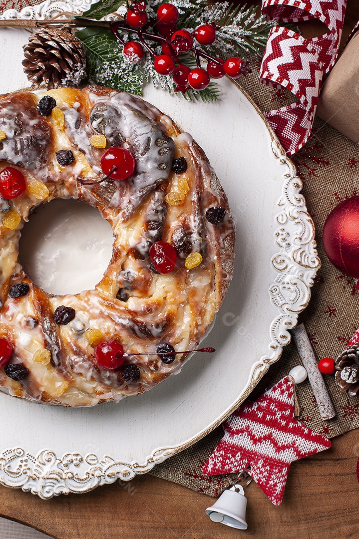 Delicioso pão de Natal caseiro com frutas e nozes. Vista do topo