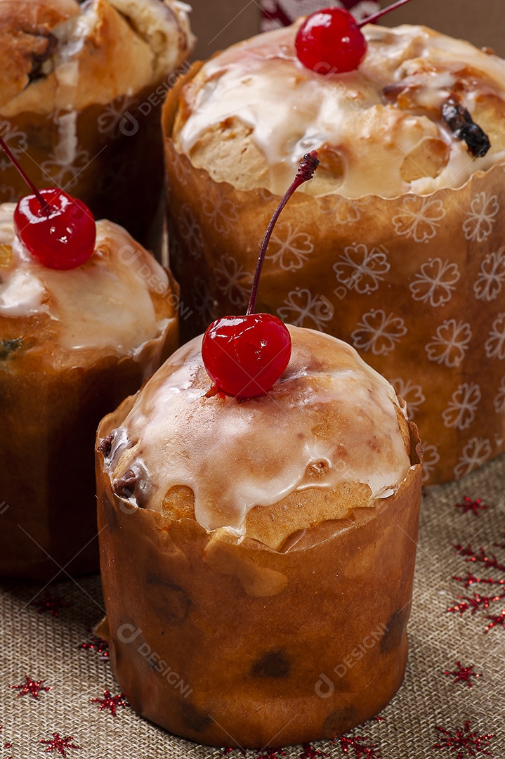 Deliciosa sobremesa de Natal, mini panetone caseiro com frutas, nozes