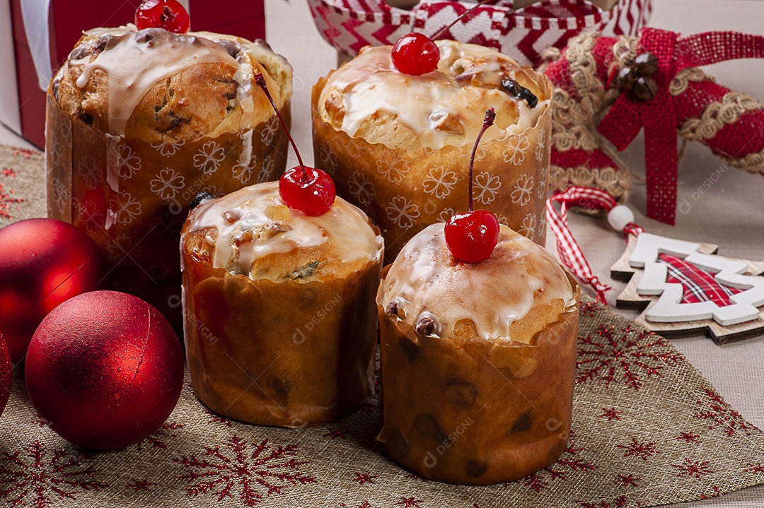 Deliciosa sobremesa de Natal, mini panetone caseiro com frutas, nozes