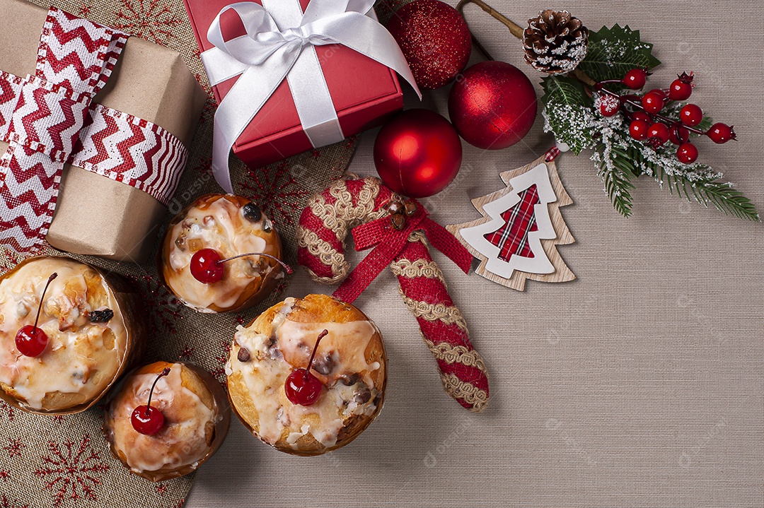 Deliciosa sobremesa de Natal, mini panetone caseiro com frutas, nozes