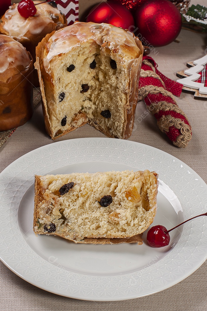 Deliciosa sobremesa de Natal, mini panetone caseiro com frutas, nozes
