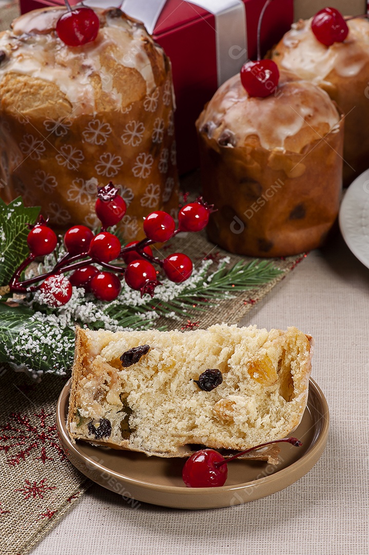 Deliciosa sobremesa de Natal, mini panetone caseiro com frutas, nozes