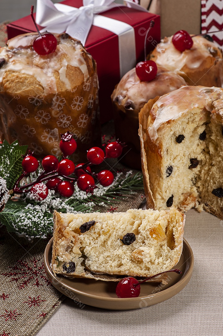 Deliciosa sobremesa de Natal, mini panetone caseiro com frutas, nozes