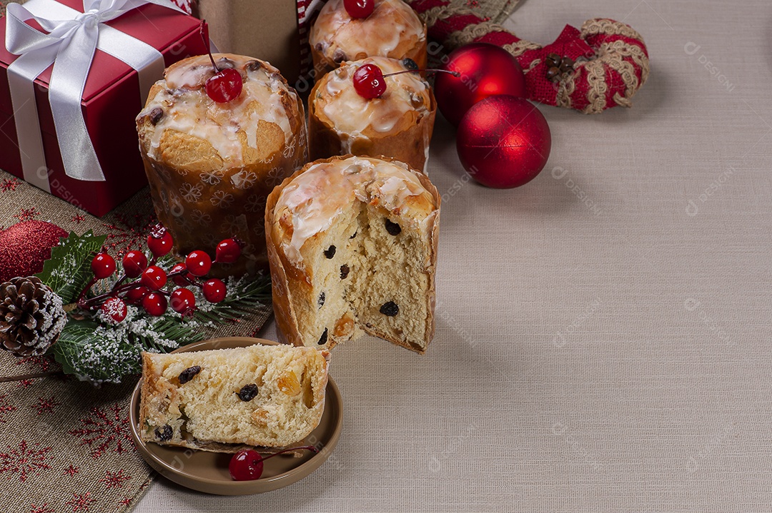 Deliciosa sobremesa de Natal, mini panetone caseiro com frutas, nozes