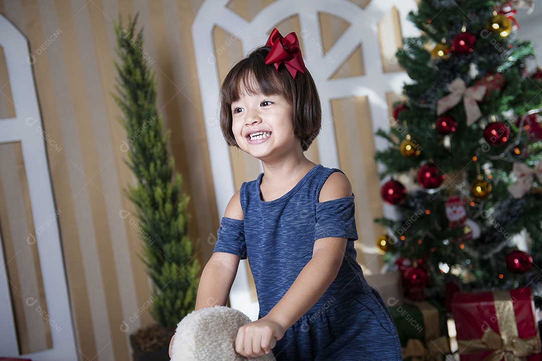 Retrato de menina bonita na época do Natal. Decoração de Natal ao fundo.