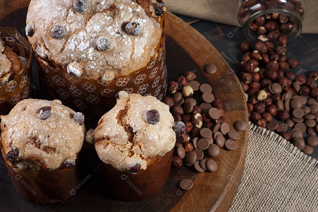 Delicioso panetone caseiro com fermentação natural. Recheio de chocolate e avelã