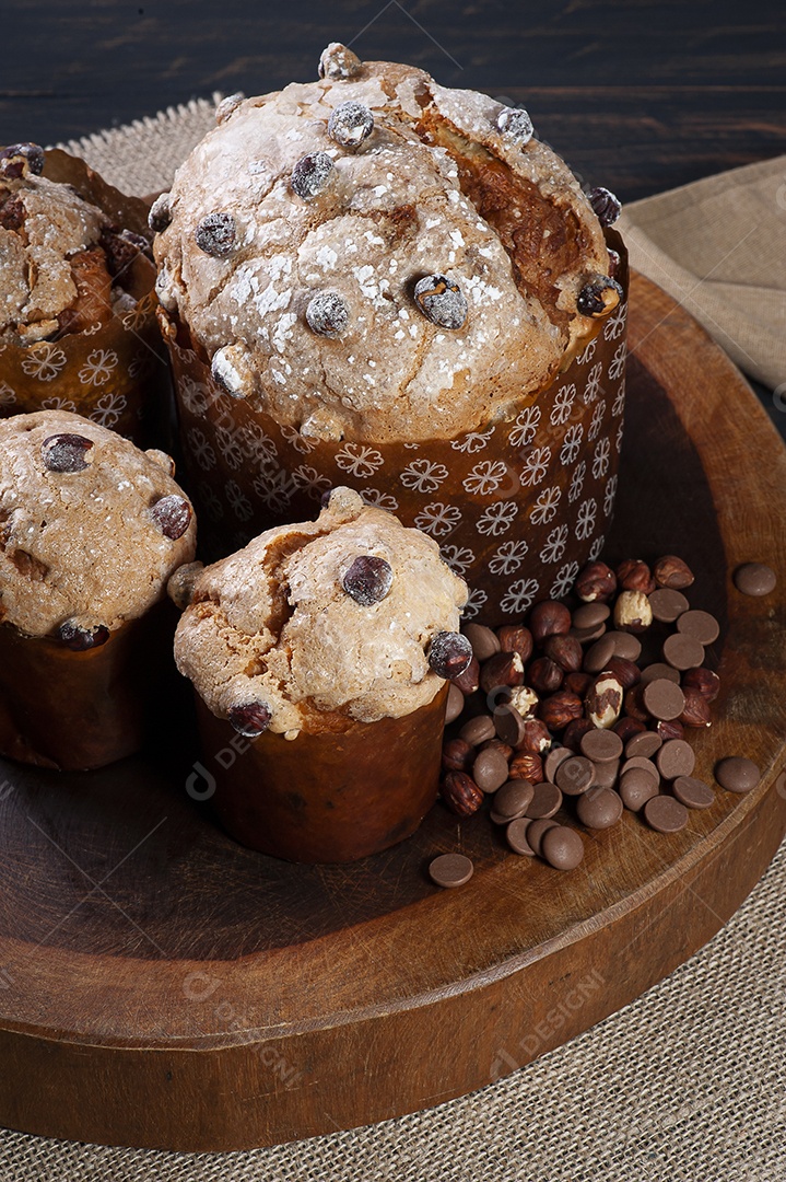 Delicioso panetone caseiro com fermentação natural. Recheio de chocolate e avelã