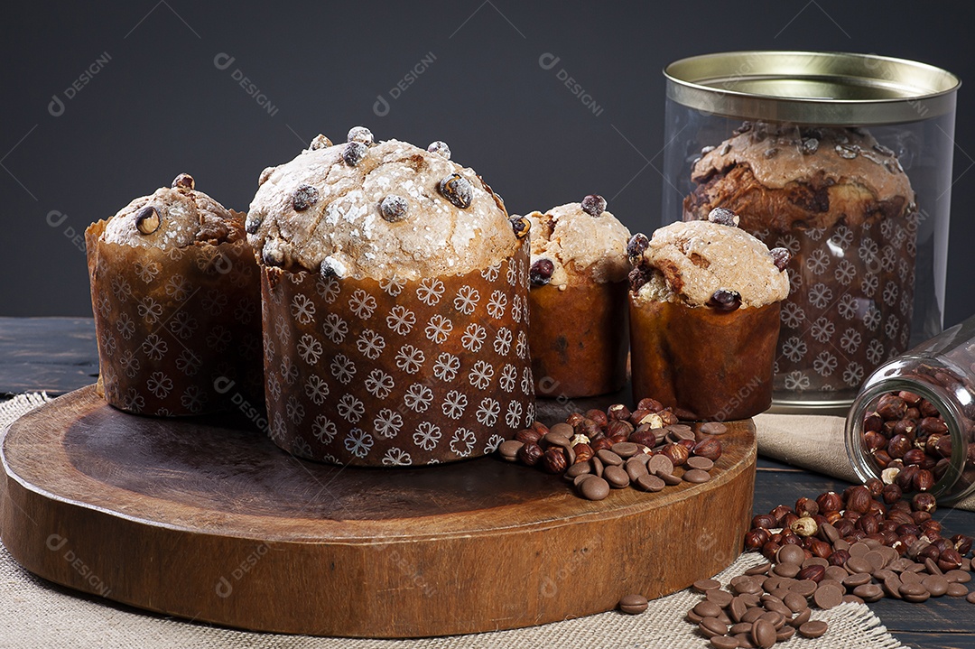 Delicioso panetone caseiro com fermentação natural. Recheio de chocolate e avelã