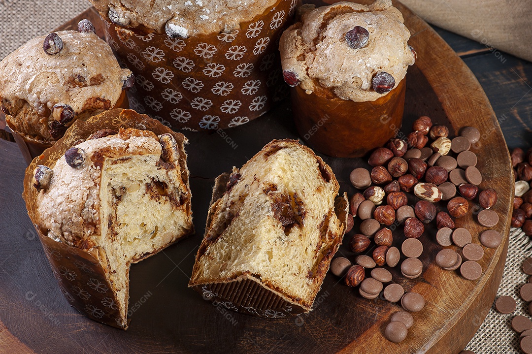 Delicioso panetone caseiro com fermentação natural. Recheio de chocolate e avelã