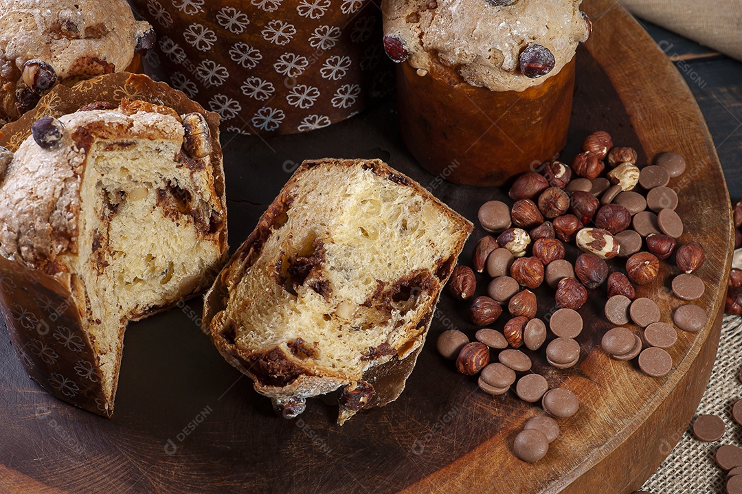 Delicioso panetone caseiro com fermentação natural. Recheio de chocolate e avelã