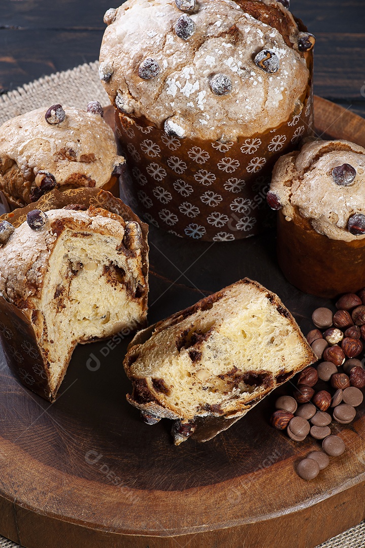 Delicioso panetone caseiro com fermentação natural. Recheio de chocolate e avelã