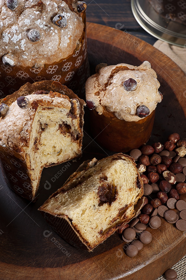 Delicioso panetone caseiro com fermentação natural. Recheio de chocolate e avelã