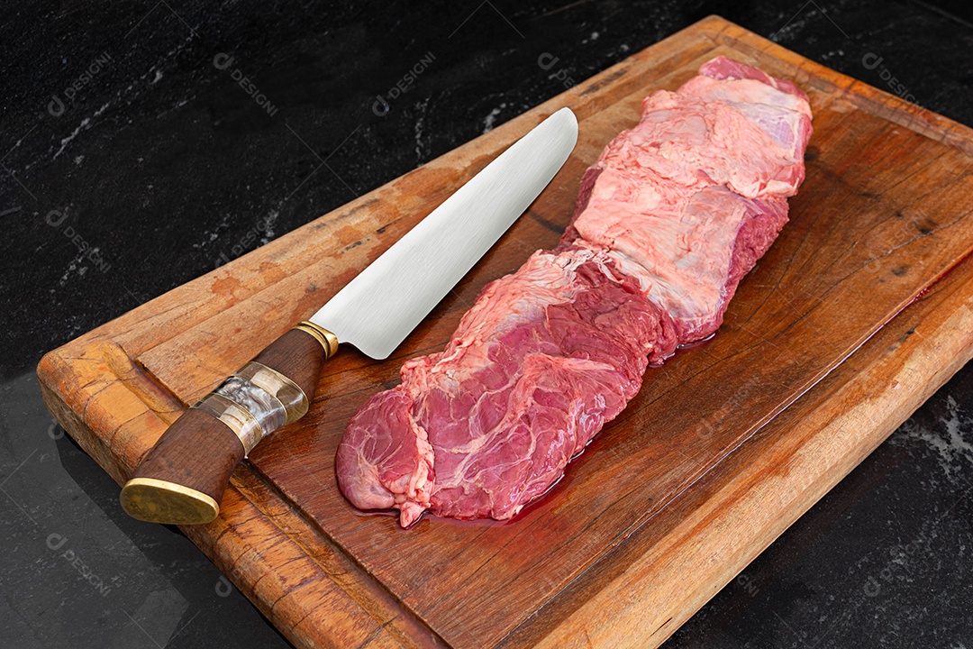 Fraldinha brasileira, carne crua e vermelha em uma tábua, preparando-se