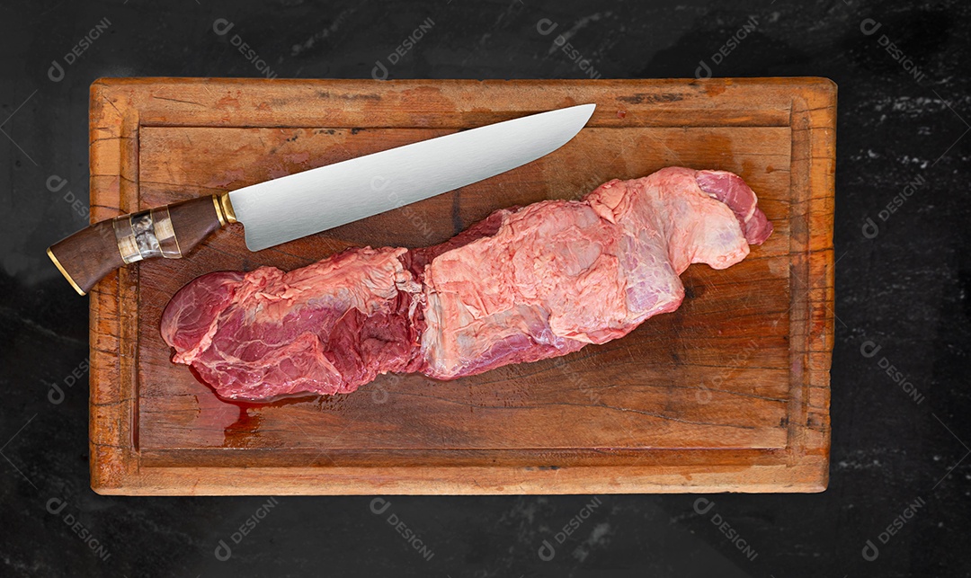 Fraldinha brasileira, carne crua e vermelha em uma tábua, preparando-se