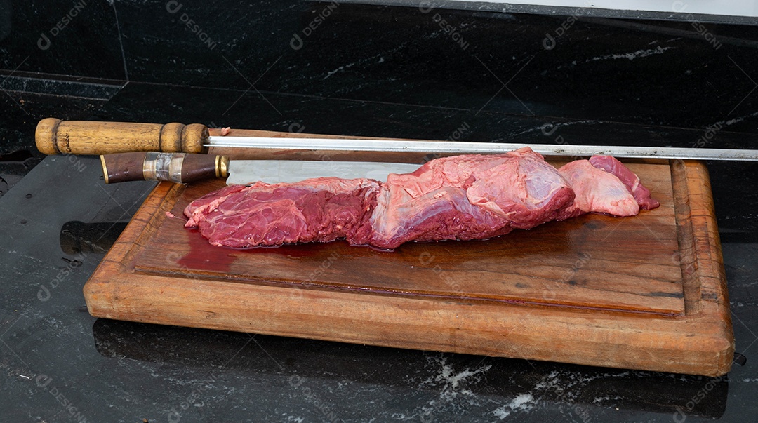 Fraldinha brasileira, carne crua e vermelha em uma tábua, preparando-se