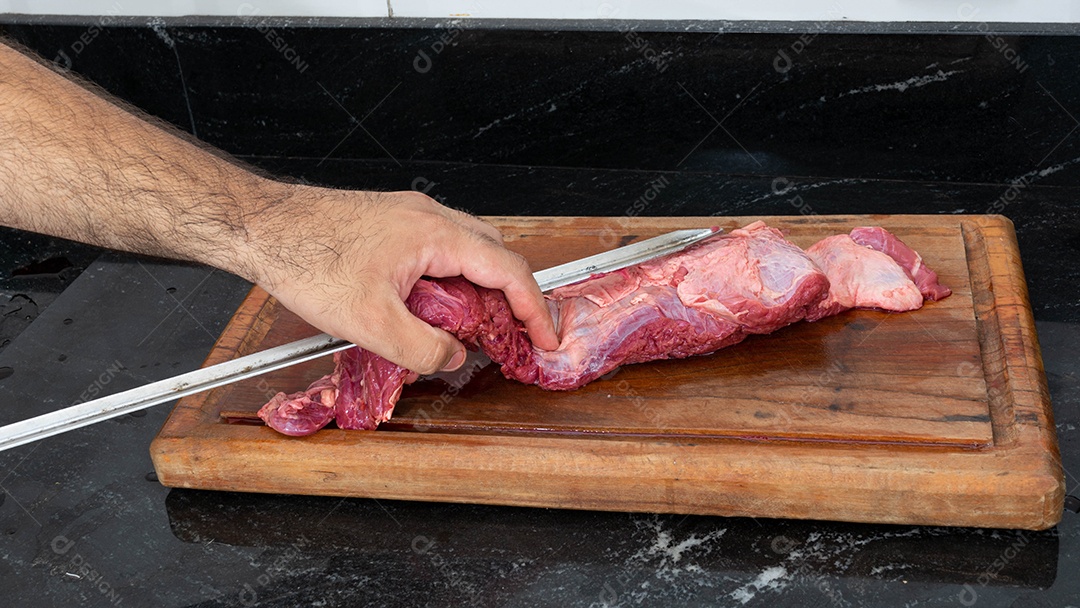 Fraldinha brasileira, carne crua e vermelha em uma tábua, preparando-se