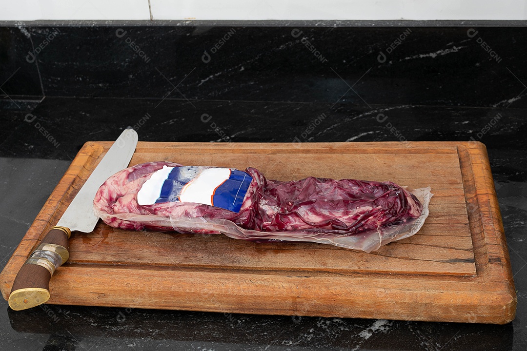 Fraldinha brasileira, carne selada a vácuo em tábua de madeira