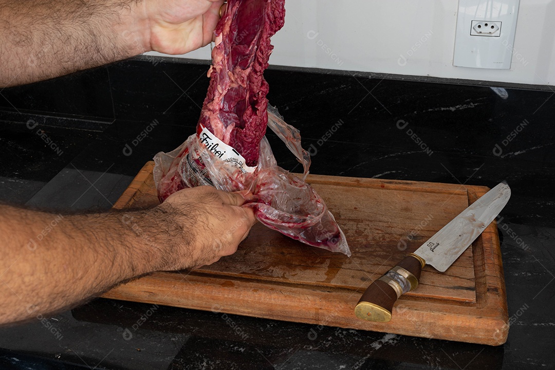 Fraldinha brasileira, carne crua e vermelha em uma tábua, preparando-se para o churrasco.