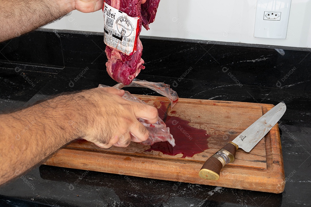 Fraldinha brasileira, carne crua e vermelha em uma tábua, preparando-se para o churrasco.