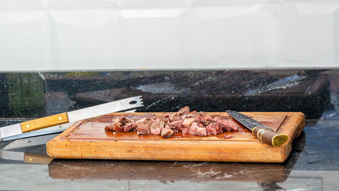 Fraldinha brasileira, carne selada a vácuo em tábua de madeira