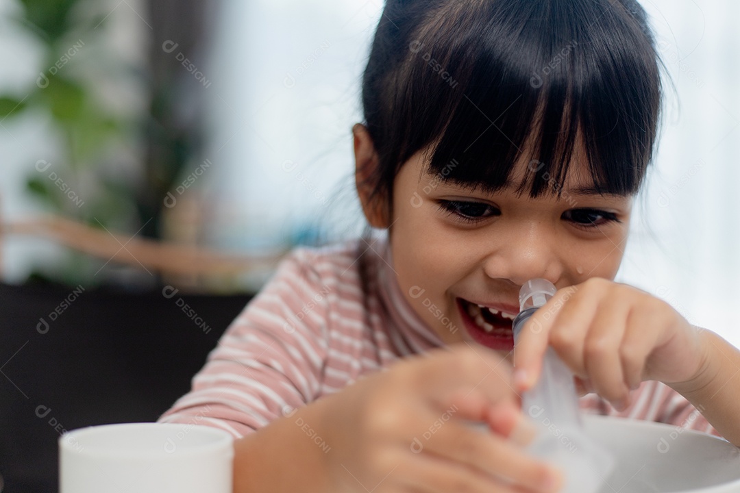 Nariz de lavagem nasal salina menina asiática em casa.