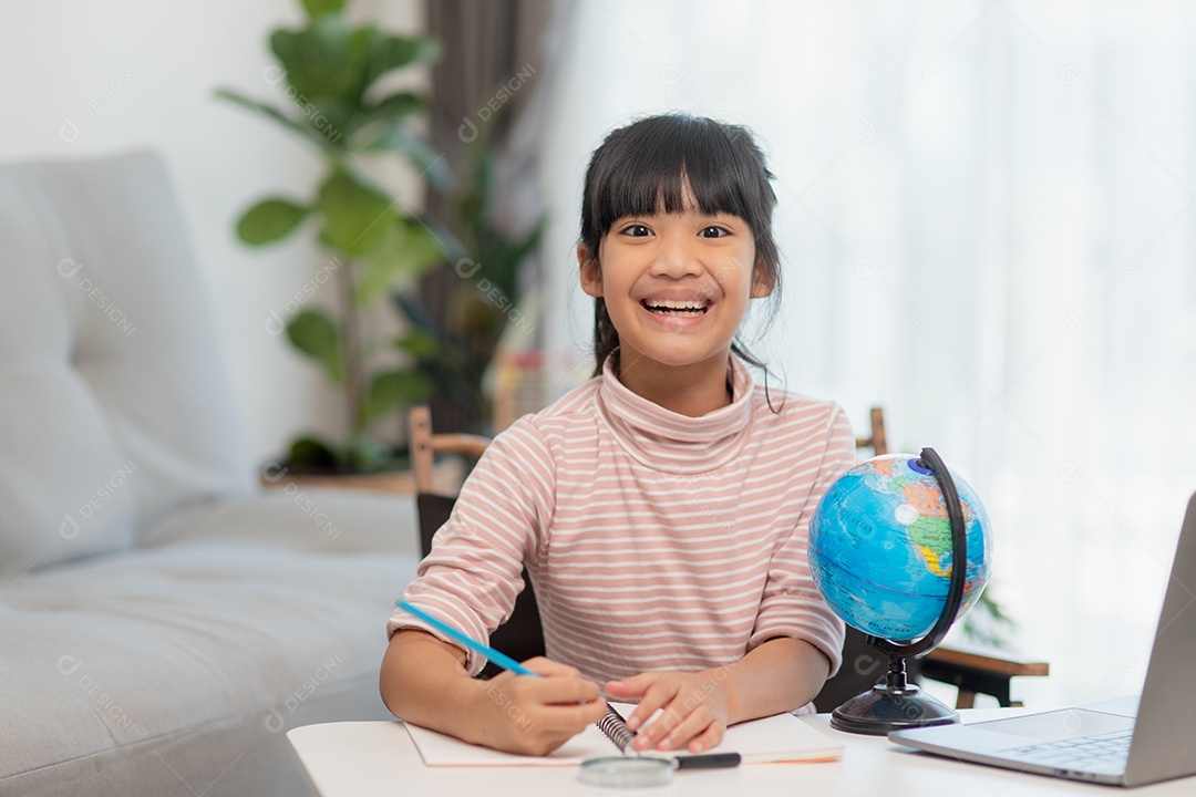 A menina asiática está aprendendo o modelo do globo, conceito de salvar.
