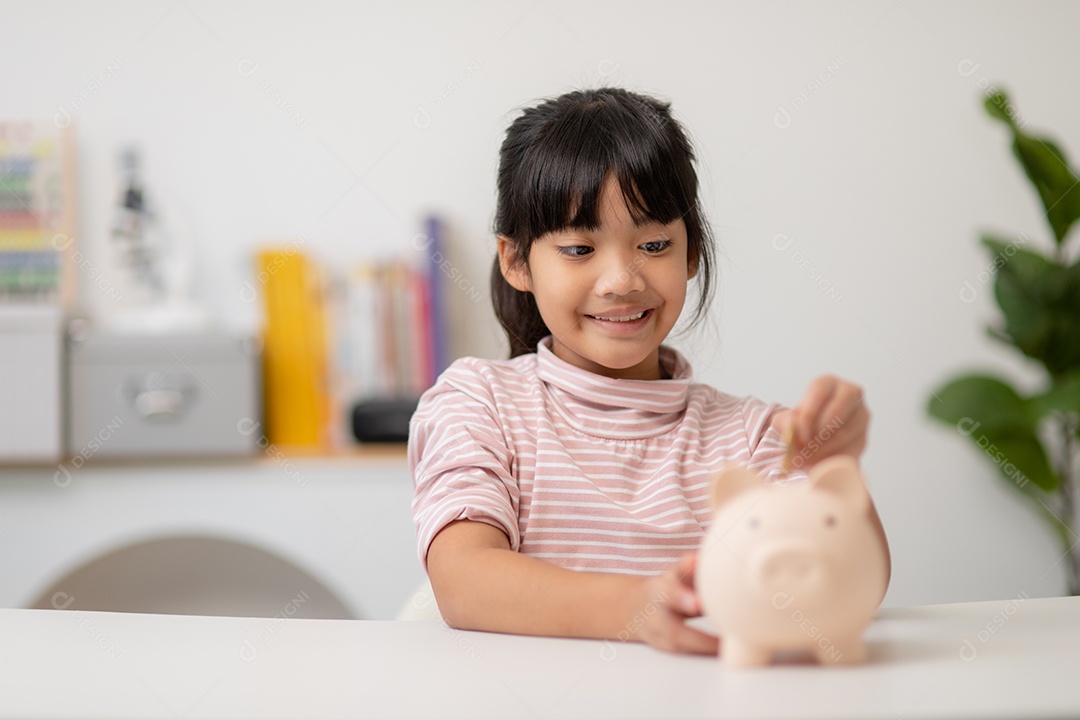 Menina asiática economizando dinheiro em um cofrinho.