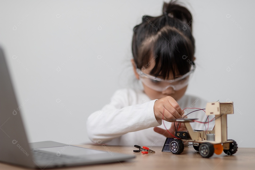 Estudantes da Ásia aprendem em casa a codificar carros robôs e eletrônicos.