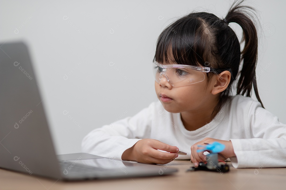 Estudantes da Ásia aprendem em casa a codificar carros robôs e eletrônicos.