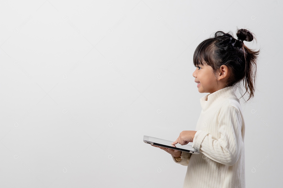 Menina asiática segurando e usando o tablet digital em branco.