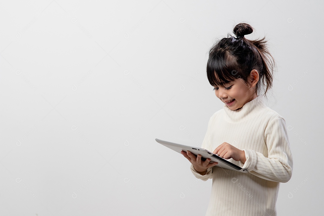 Menina asiática segurando e usando o tablet digital em branco.