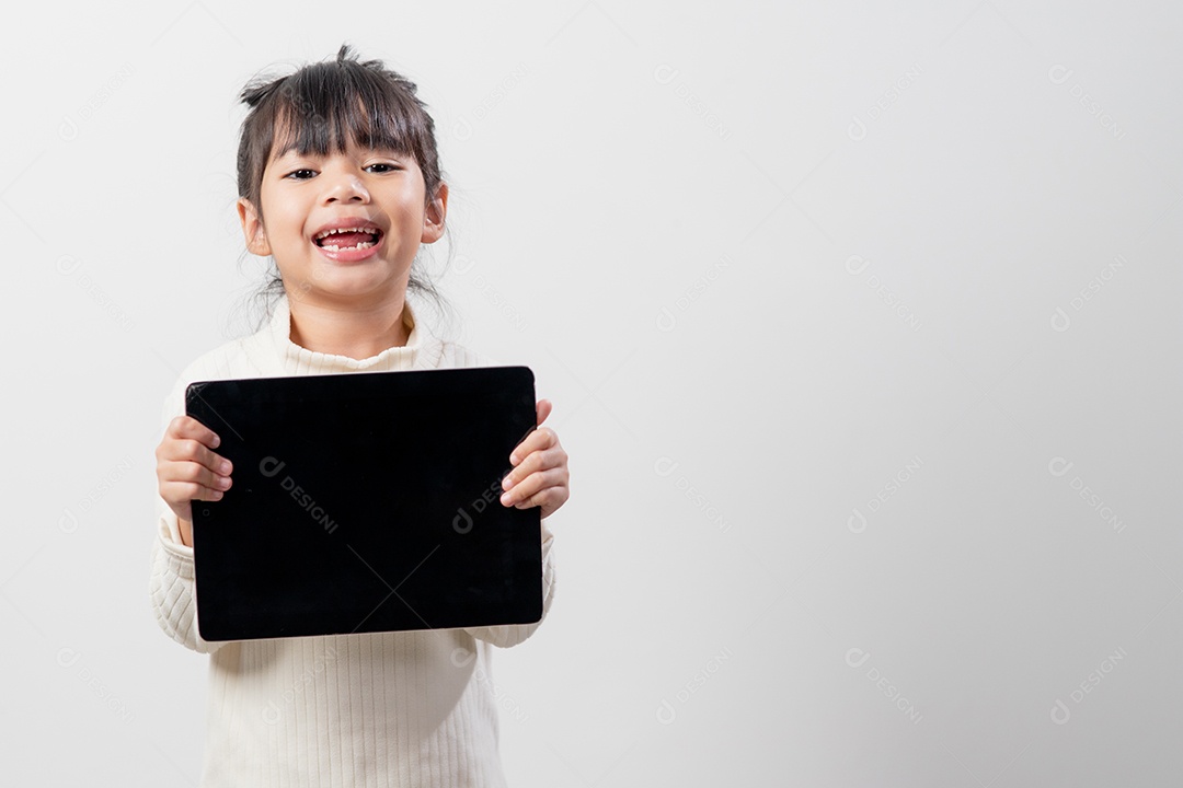 Menina asiática segurando e usando o tablet digital em branco.