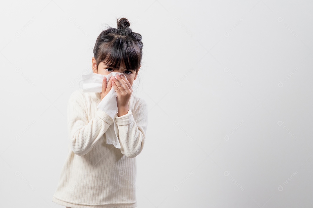 Menina asiática doente com espirros no nariz e tosse fria.