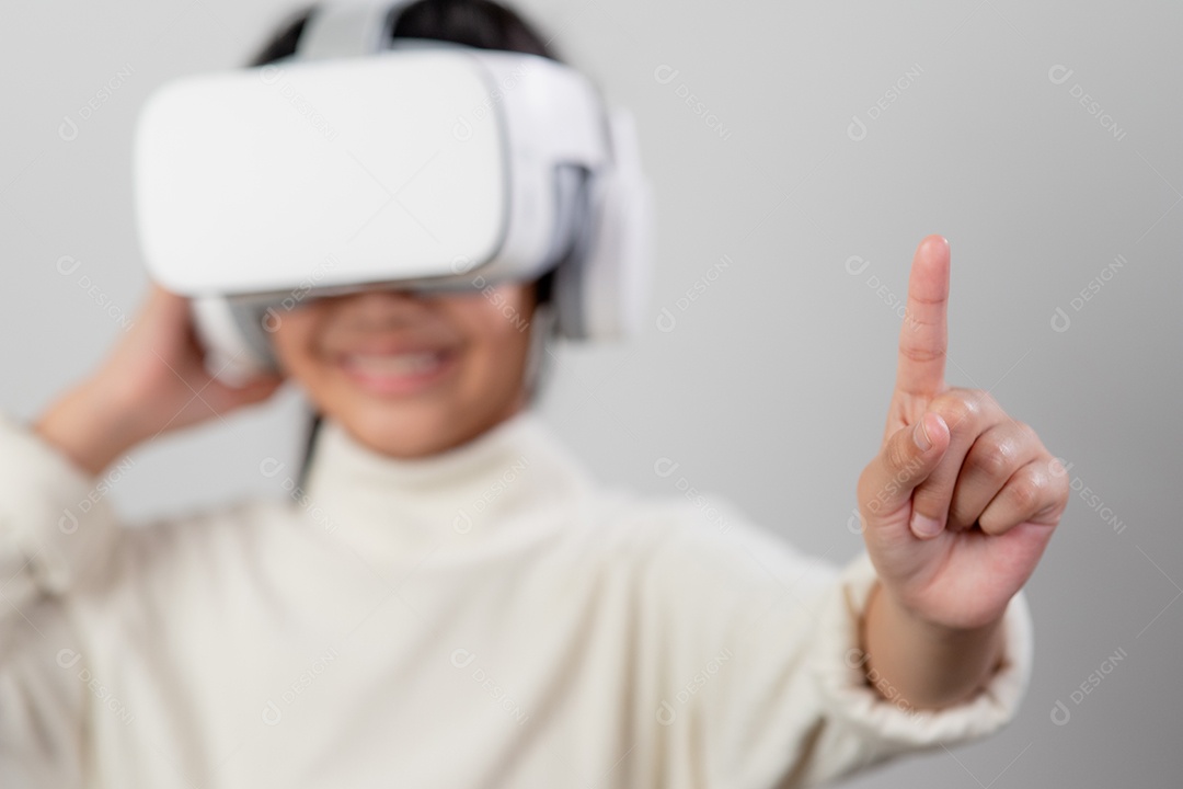 Menina asiática com fone de ouvido de realidade virtual. Tecnologia de inovação