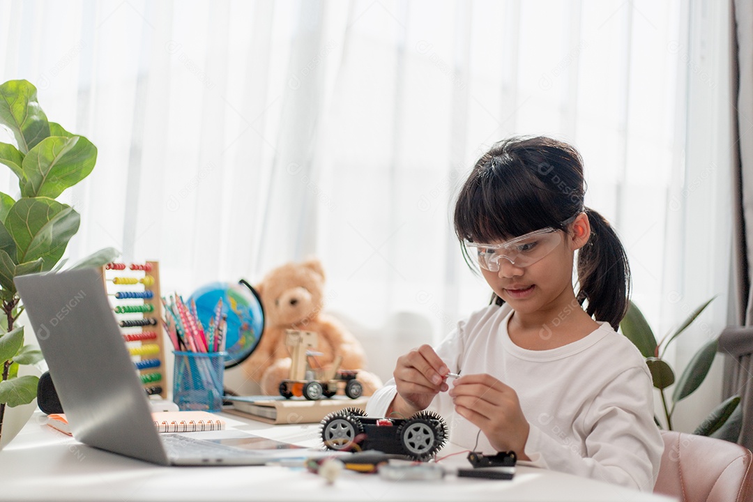 Estudantes da Ásia aprendem em casa a codificar carros robôs e eletrônicos.