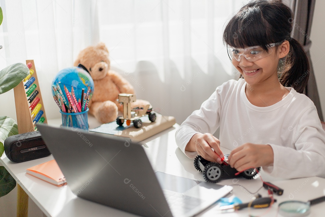 Estudantes da Ásia aprendem em casa a codificar carros robôs e eletrônicos.