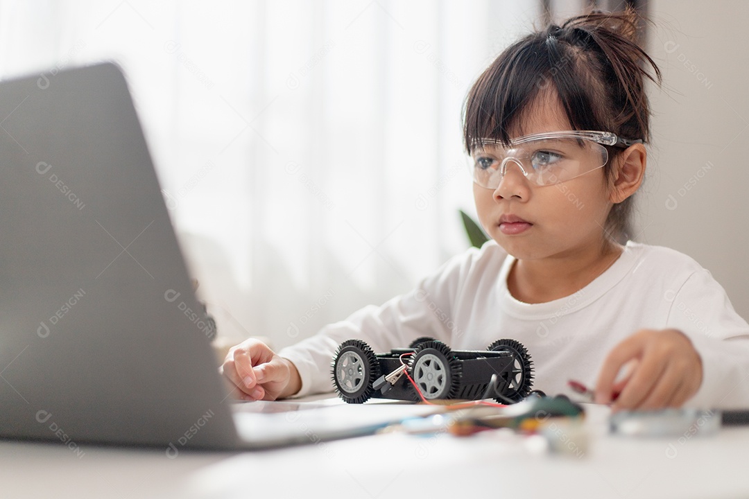 Estudantes da Ásia aprendem em casa a codificar carros robôs e eletrônicos.