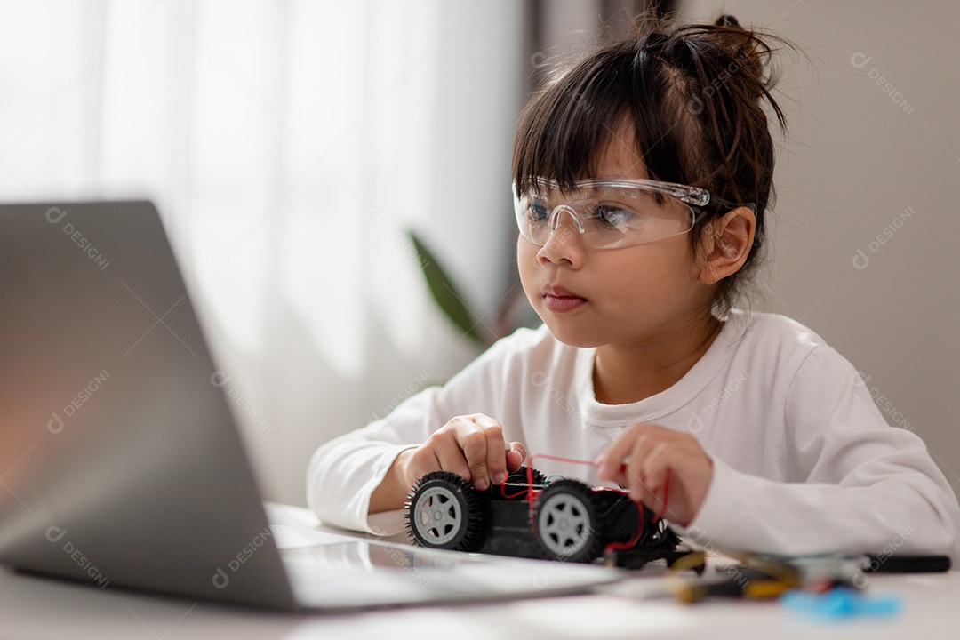 Estudantes da Ásia aprendem em casa a codificar carros robôs e eletrônicos.