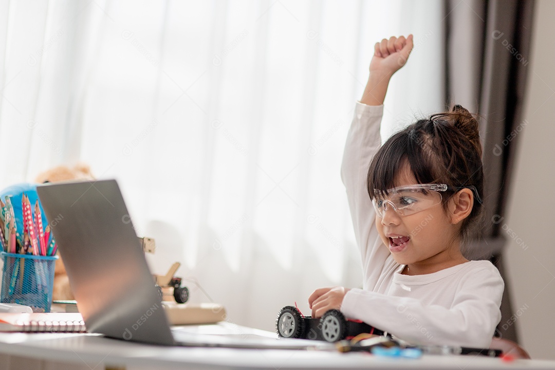 Estudantes da Ásia aprendem em casa a codificar carros robôs e eletrônicos.