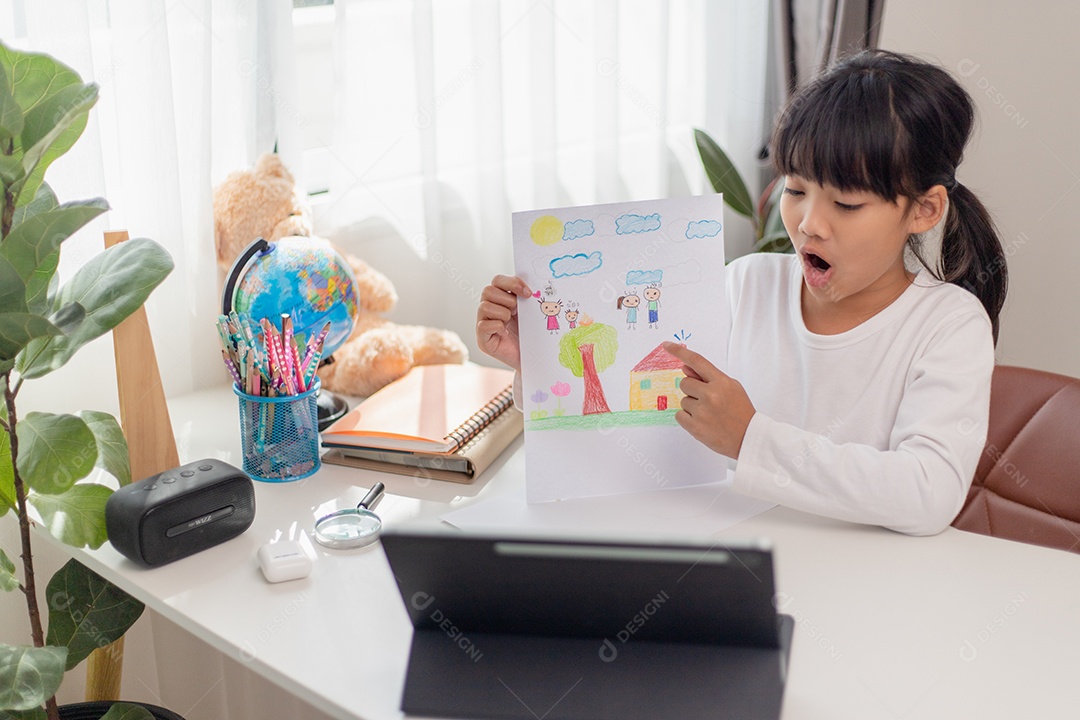 Estudantes da Ásia aprendem em casa a codificar carros robôs e eletrônicos.